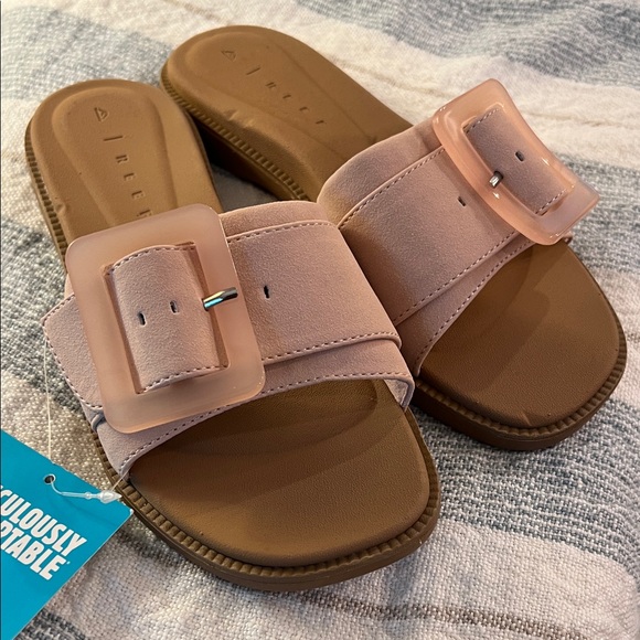 Reef Shoes - Reef 🪸 Blush Pink Slide Sandals with Oversized Buckle size 7 retail is $70